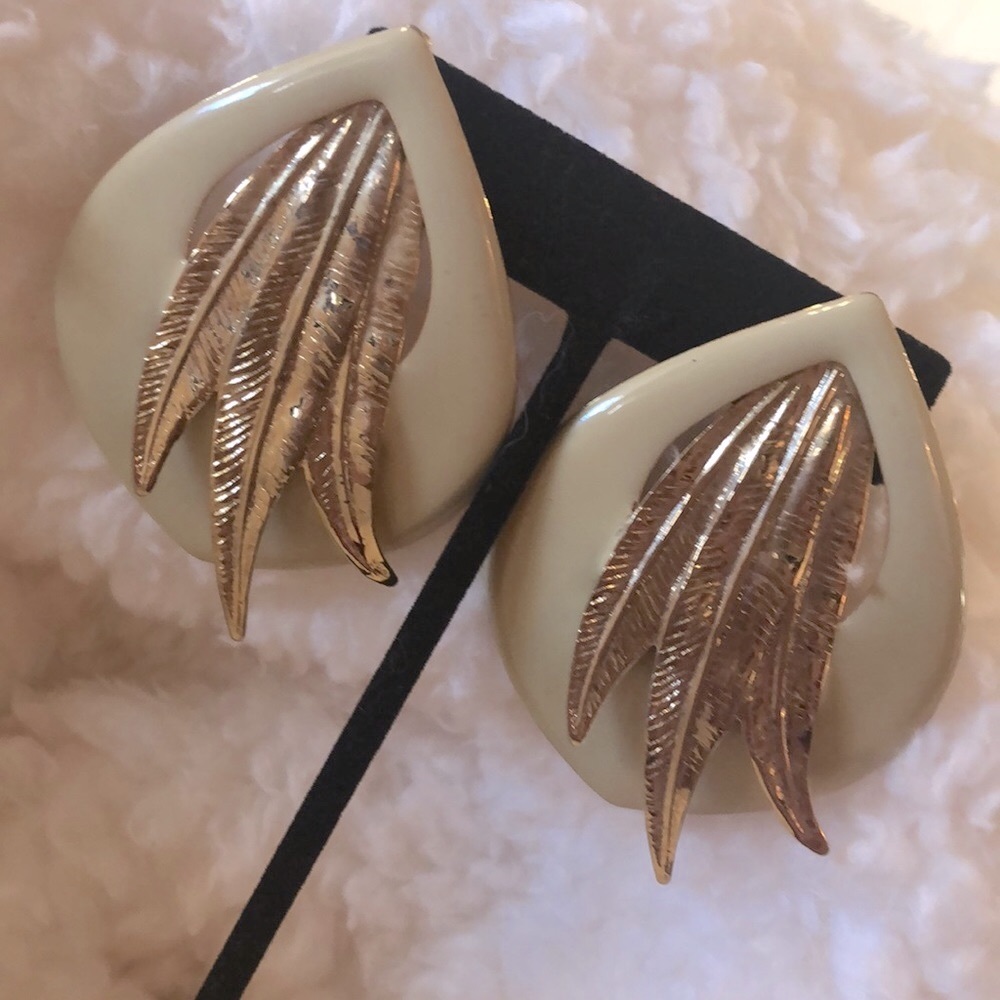 👗Vintage Beige Enamel Earrings